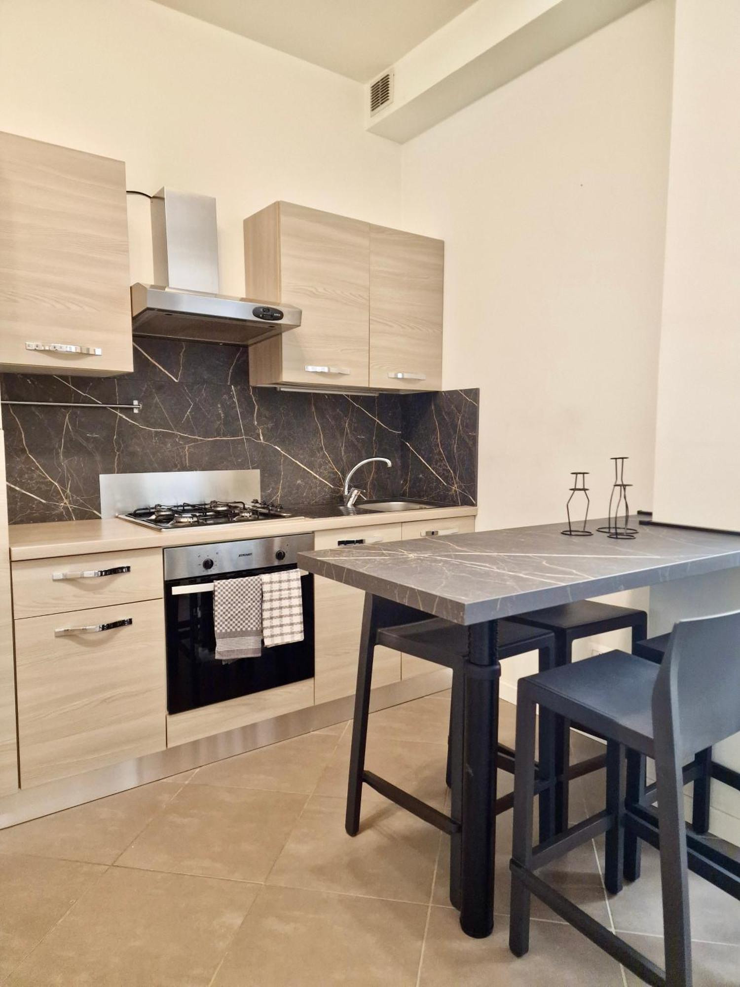 Al Centro Del Centro Apartment By Tramonti L'Aquila Bagian luar foto